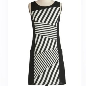 C. LuceBlack White Abstract Pattern Mini Shift Dress Mod Sleeveless Size
Small